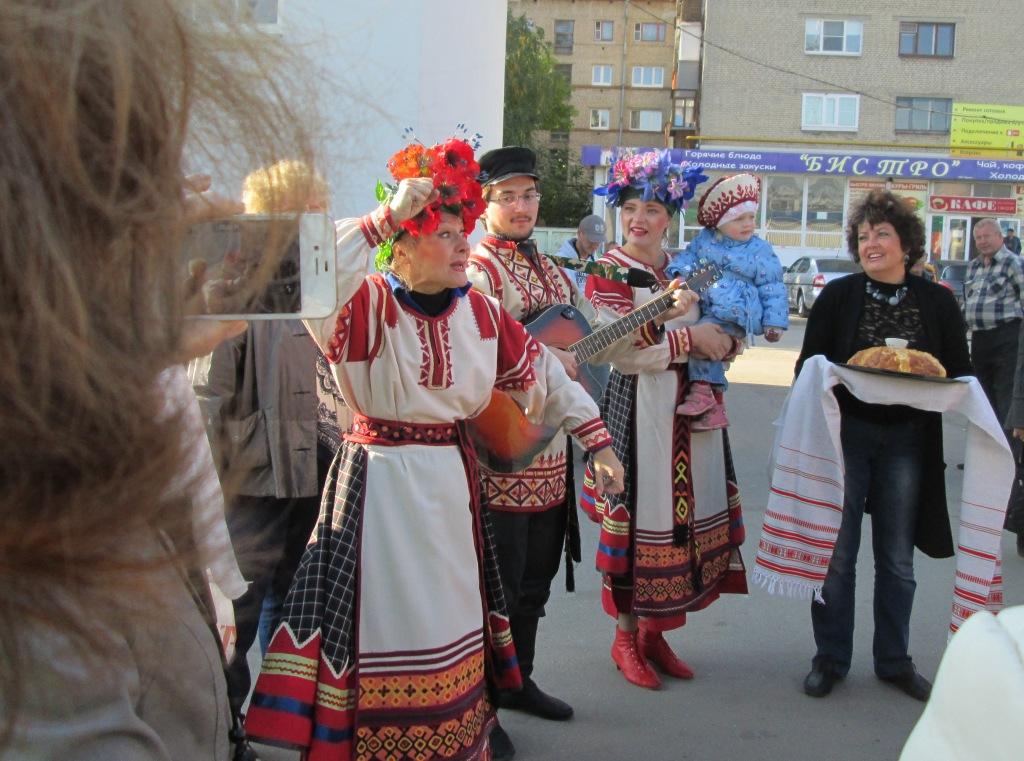 Едут, едут гости к нам из самой Казани, чтоб талантом покорить зрителей Рязани!